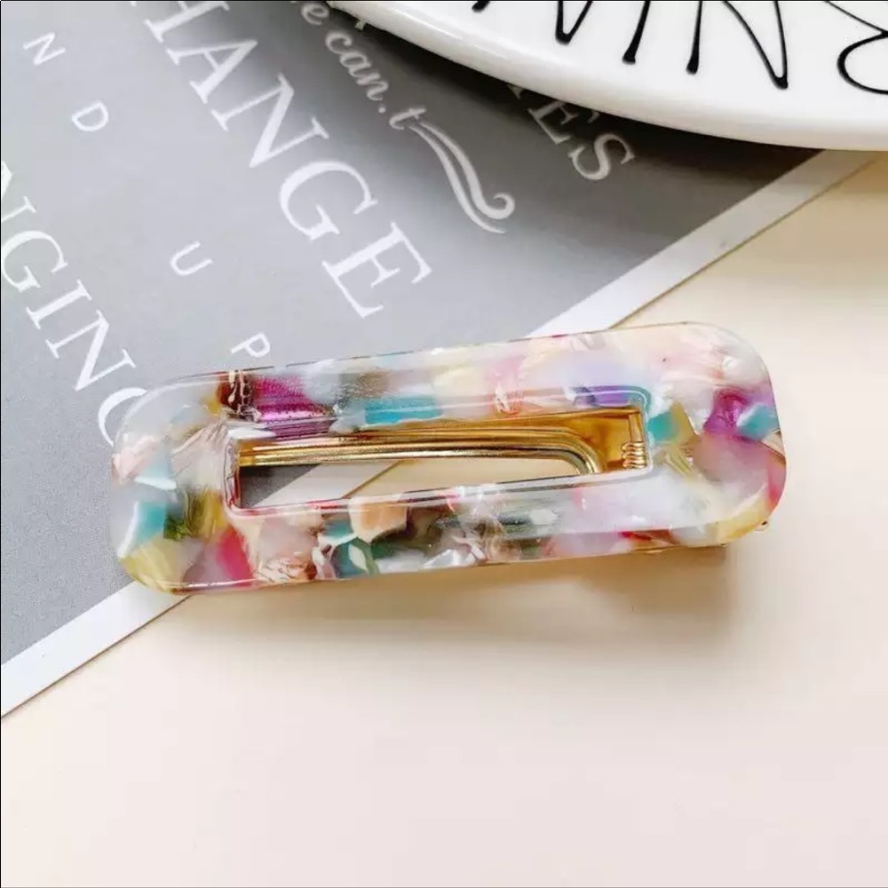 Set of 2 Retro Resin Hair Clips - Picture 2 of 3